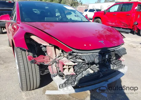 2018 Tesla Model 3 Long Range/Mid Range z USA, uszkodzony, nr VIN 5YJ3E1EA5JF061613